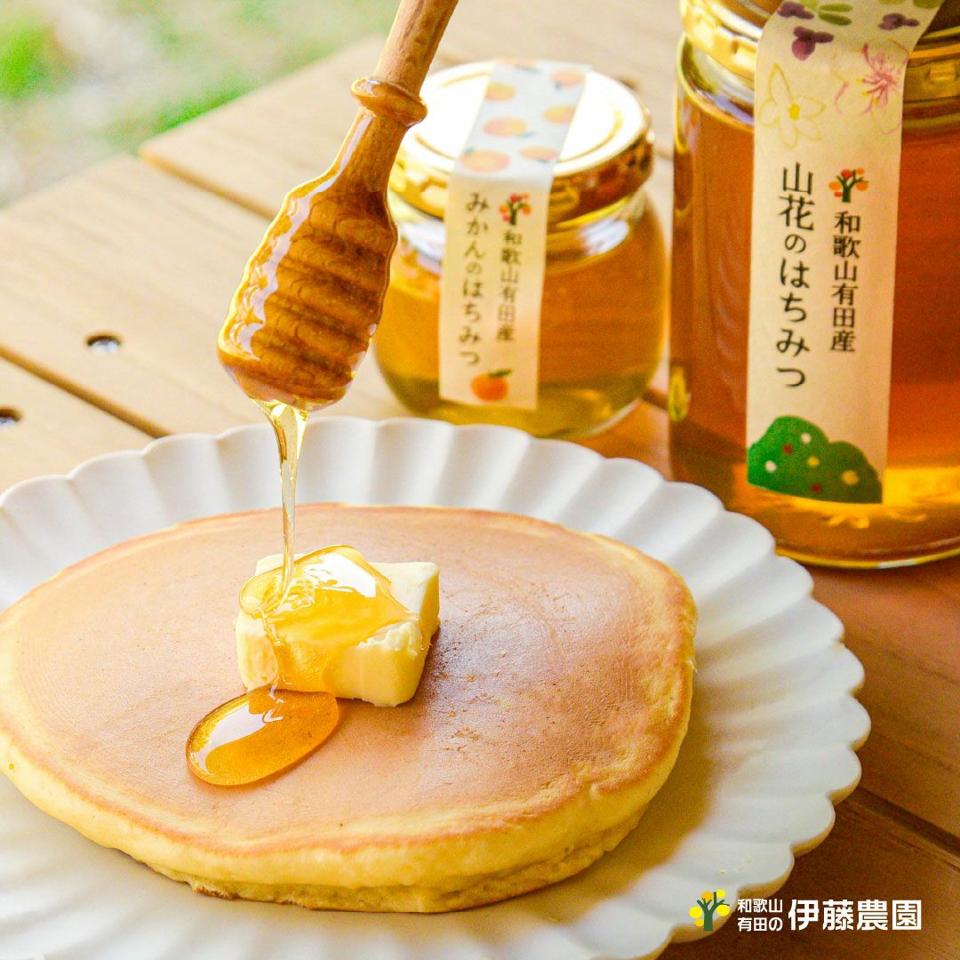 パンケーキにかけた伊藤農園の生はちみつ（みかんのはちみつと山花のはちみつ）