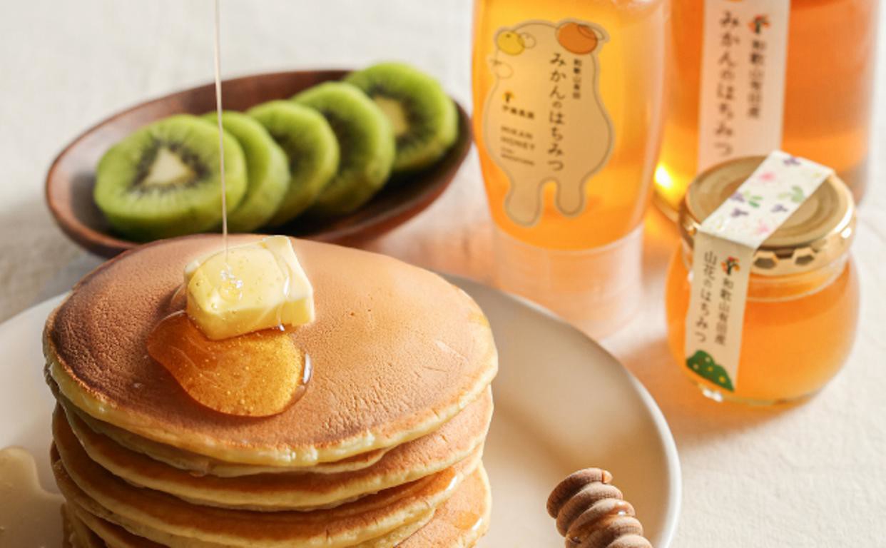 パンケーキにかけた伊藤農園の生はちみつ（みかんのはちみつ・山花のはちみつ）